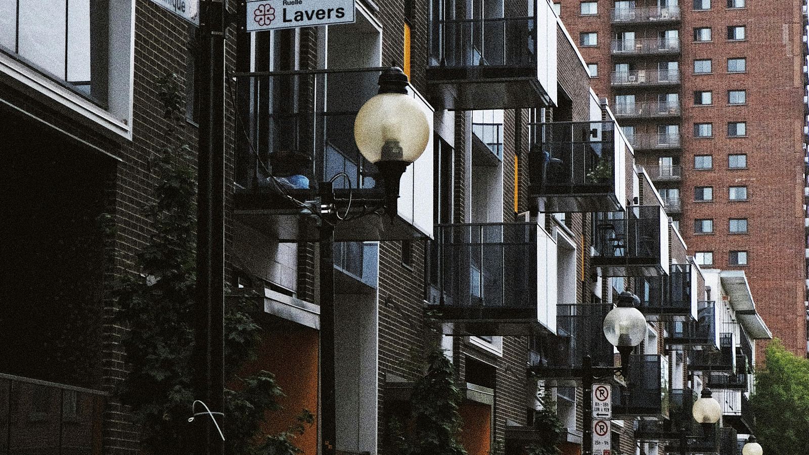 Balcons de condos sur une rue de Montréal