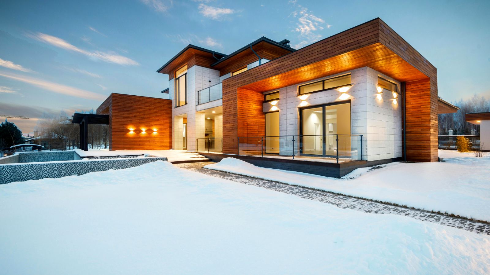 Résidence contemporaine éclairée en hiver