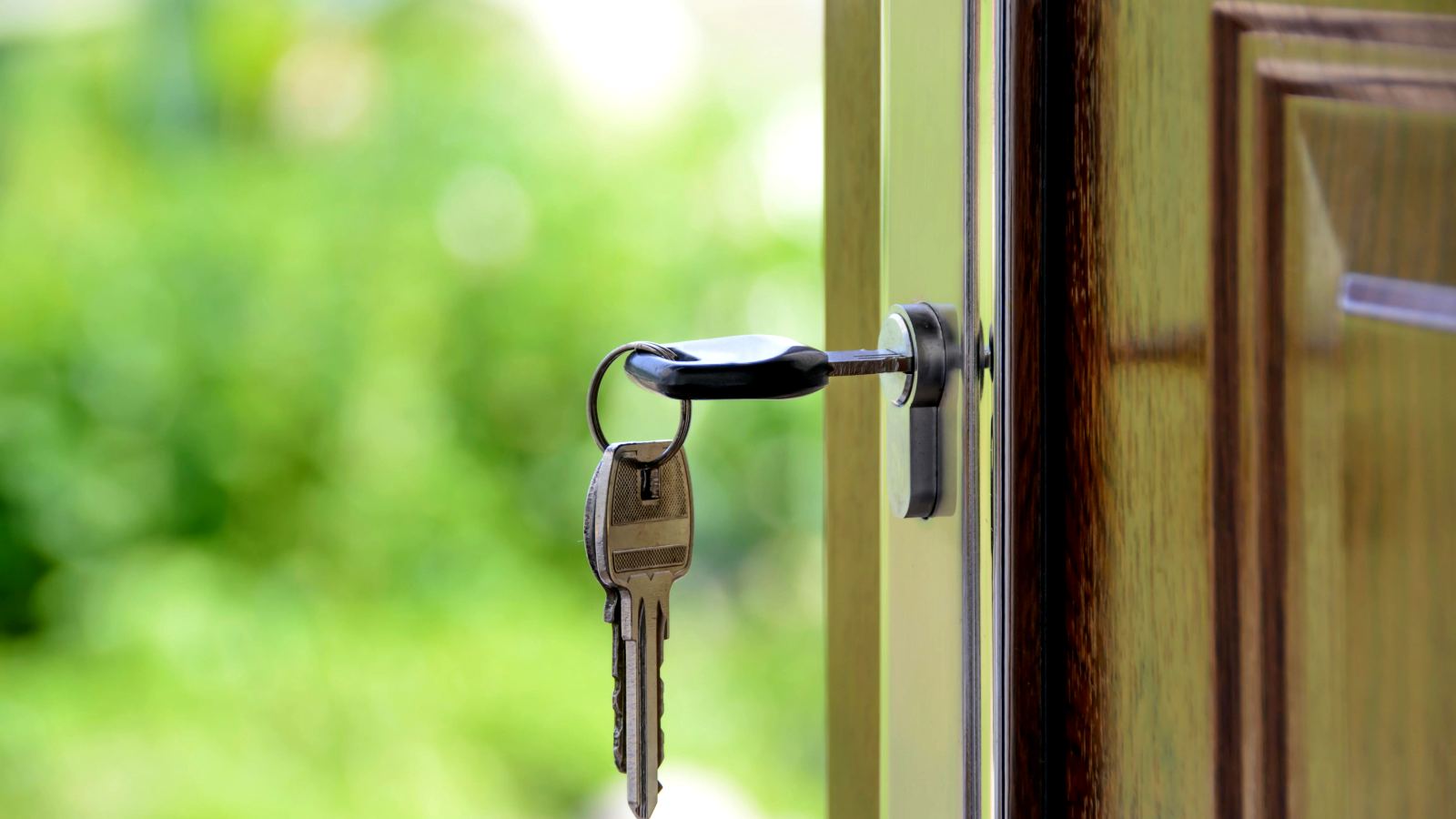 Clés dans la porte d’une propriété