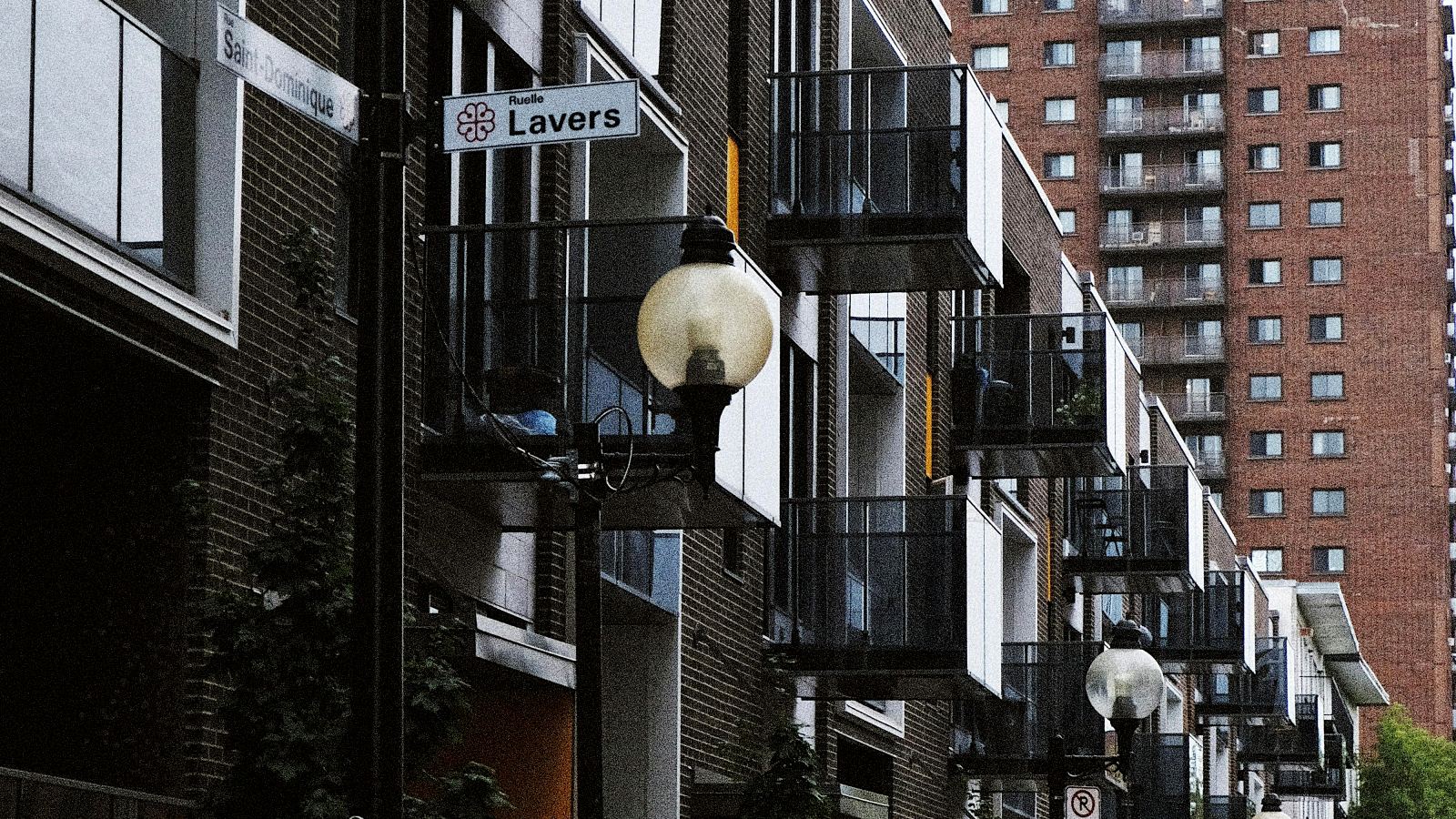 Balcons de condos sur une rue de Montréal