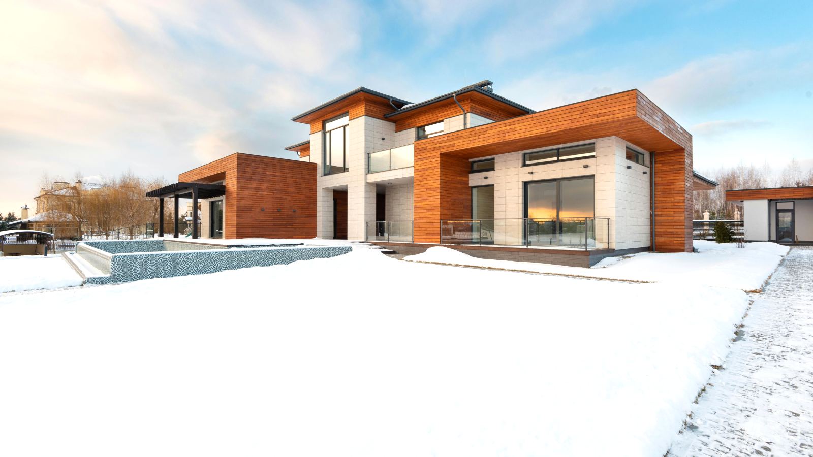Maison moderne en bois et pierre sous la neige
