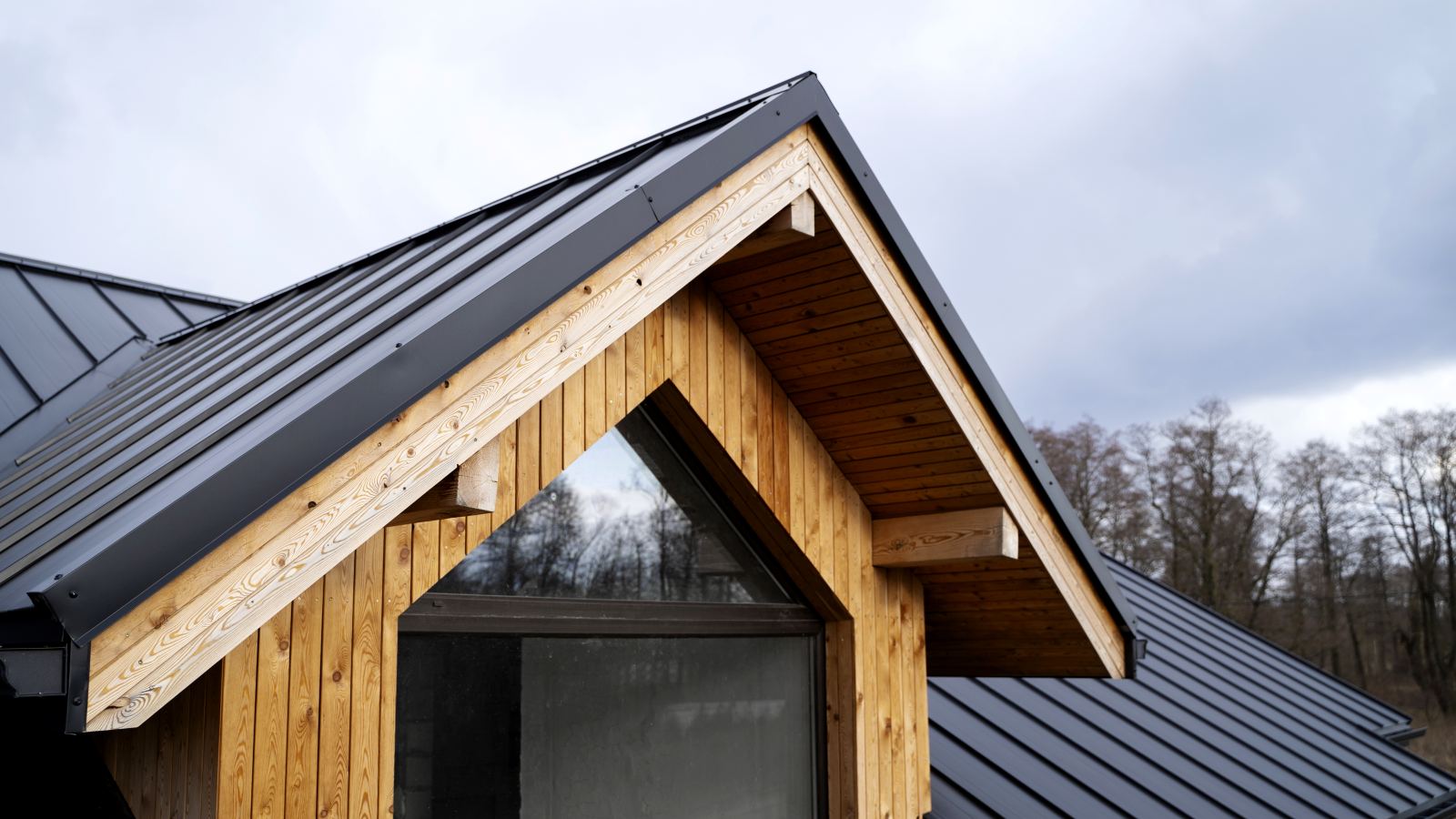 Toiture et revêtement de bois d’une maison contemporaine