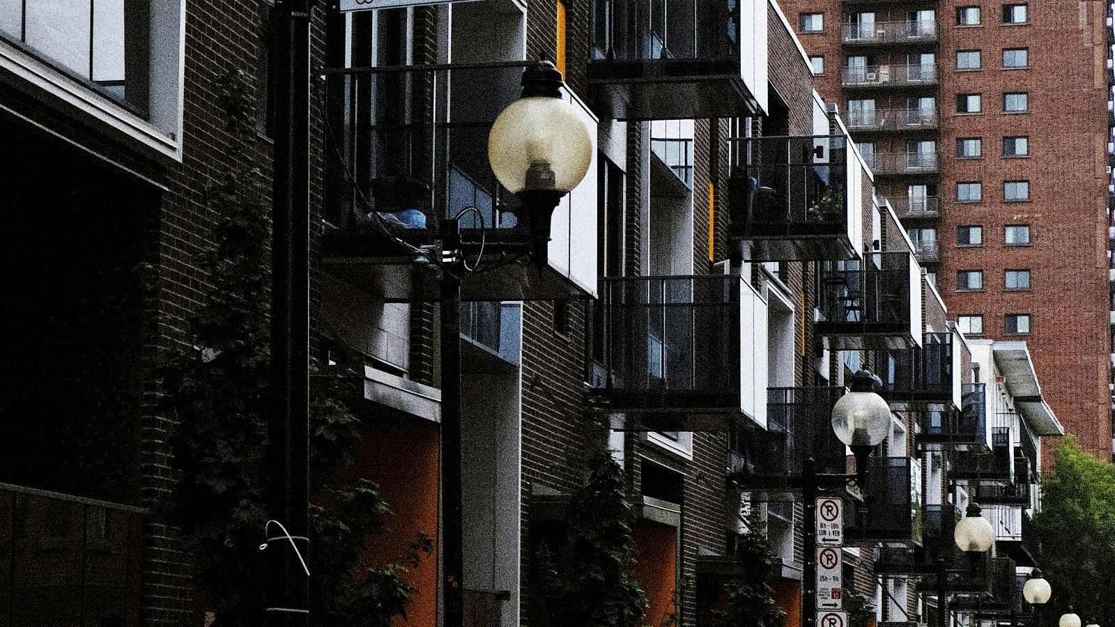 Balcons de condos sur une rue de Montréal