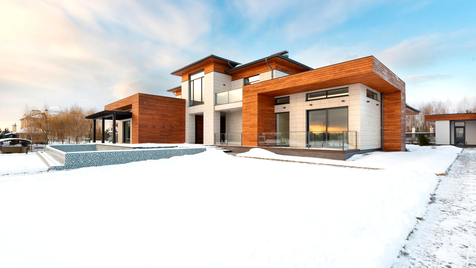 Maison moderne en bois et pierre sous la neige