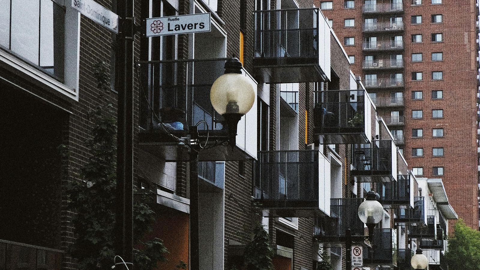 Balcons de condos sur une rue de Montréal
