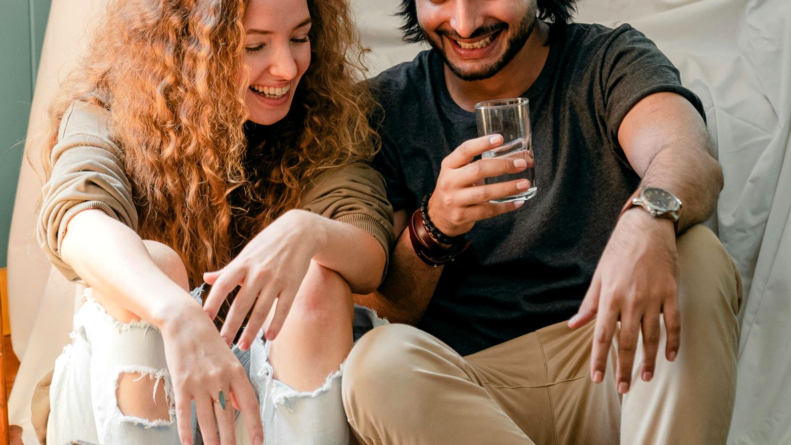 Couple qui examine son projet de propriété