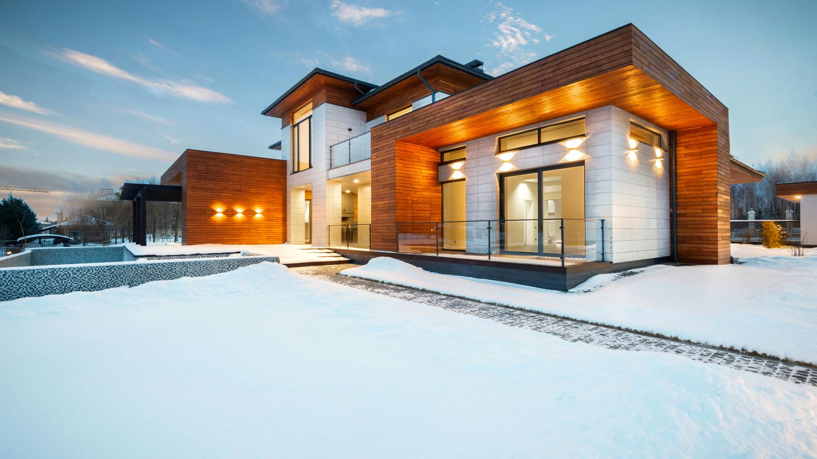 Résidence contemporaine éclairée en hiver