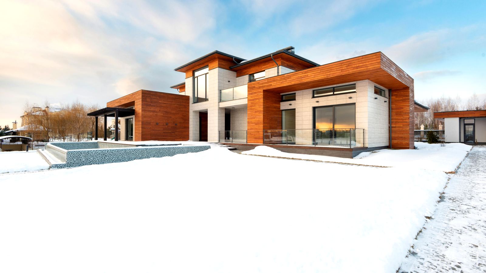 Maison moderne en bois et pierre sous la neige