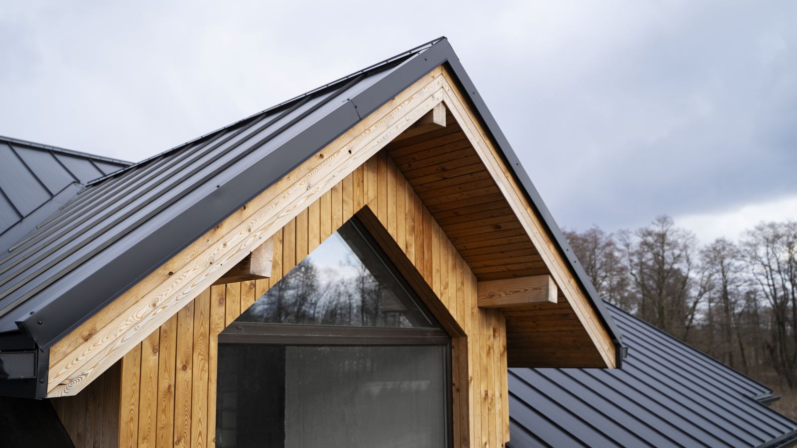 Toiture et revêtement de bois d’une maison contemporaine